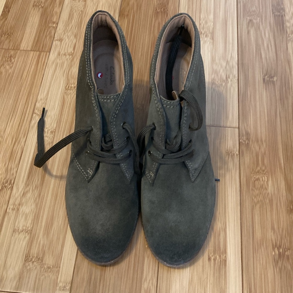 Clark’s Leather Upper Lace Up Dark Olive Suede Women’s 9.5W Ankle Bootie NWT